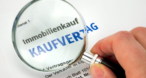 Der Notar erstellt den Kaufvertrag für den Wohnungsverkauf in Hamburg-Immoblau24